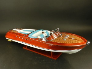 Maquette bateau runabout Riva Aquarama 90 cm